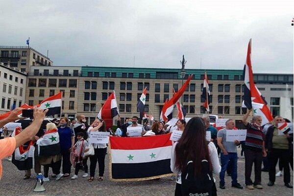 تجمع سوری های مقیم آلمان در برابر سفارت آمریکا در برلین